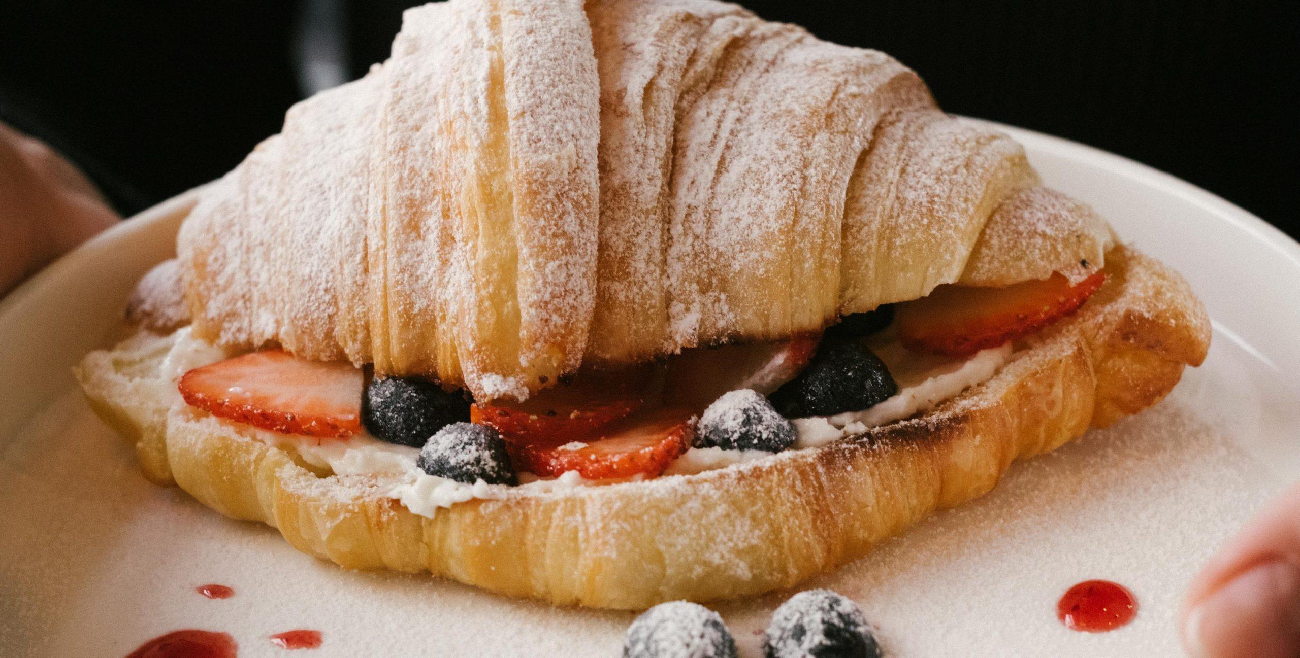 Croissant con frutos rojos